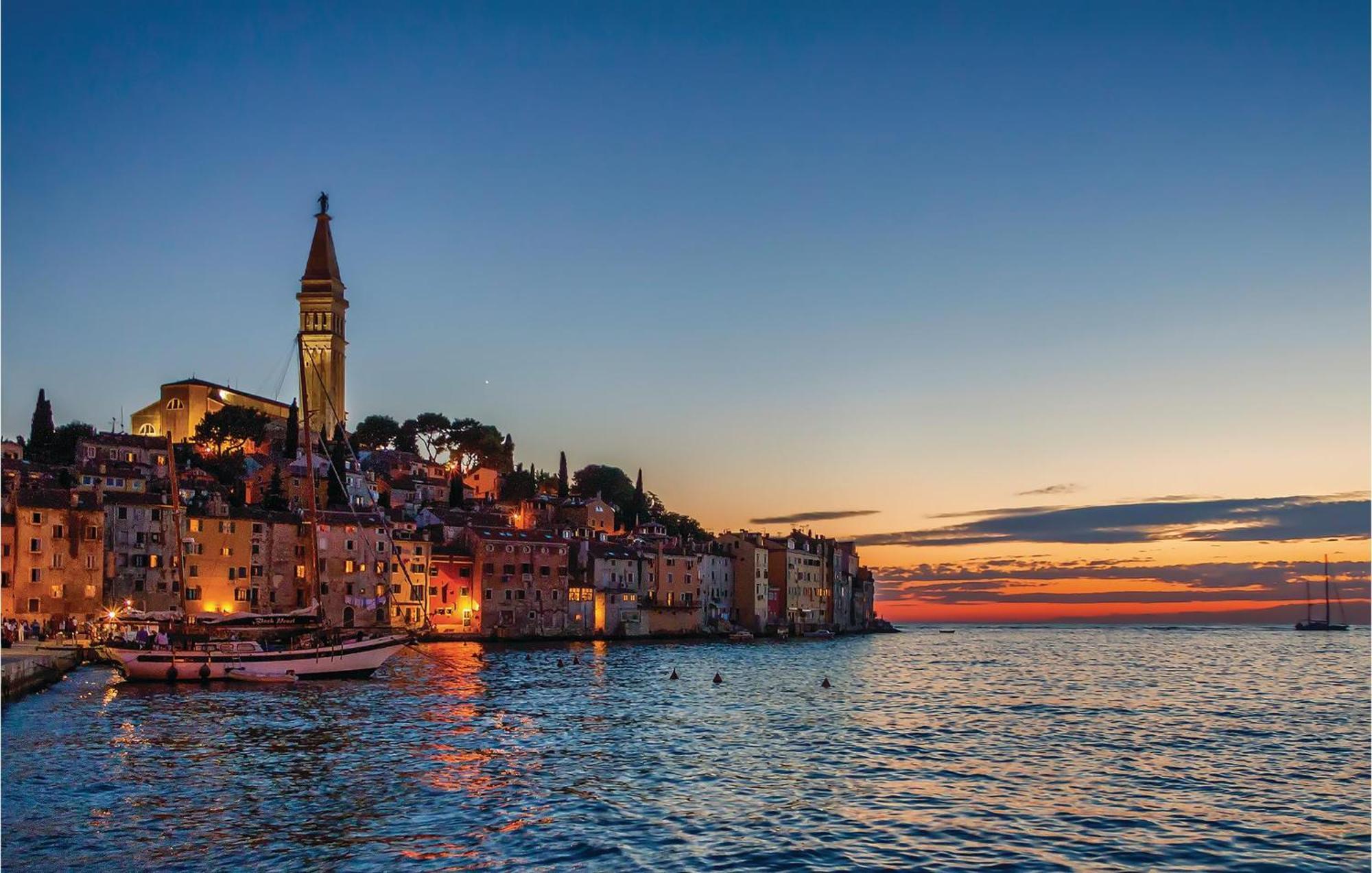 Stunning Apartment In Rovinj With Kitchen Exterior foto